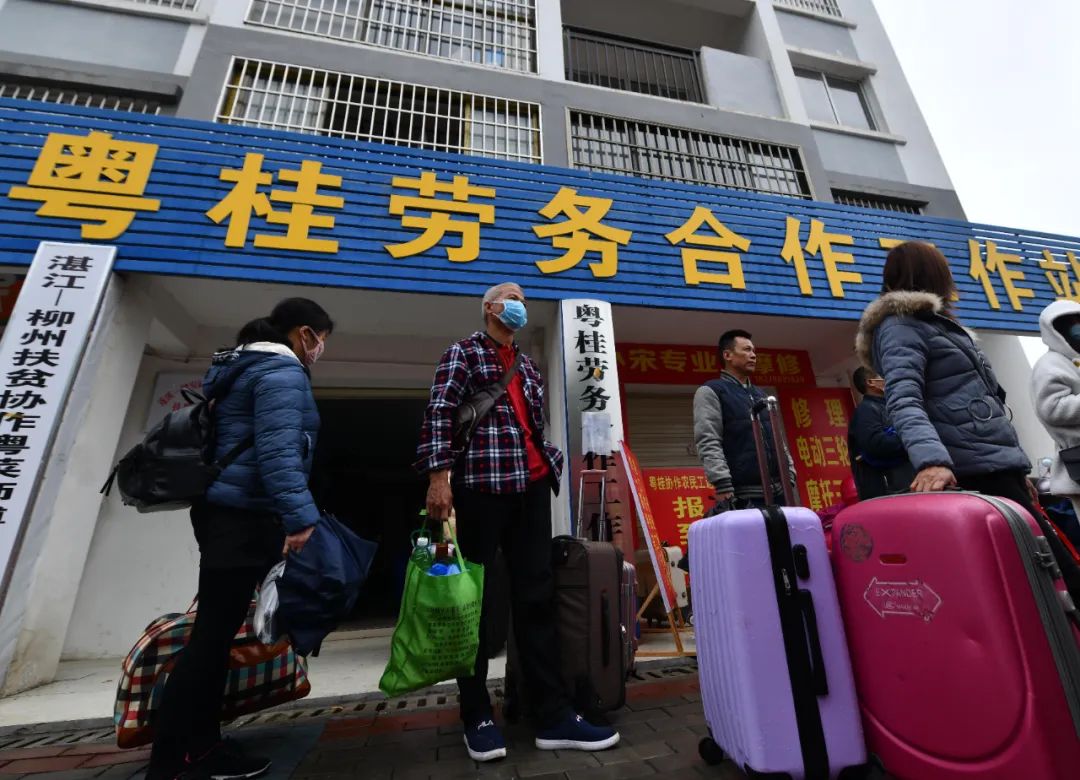 大学就业难?专家建议:去基层、去工厂