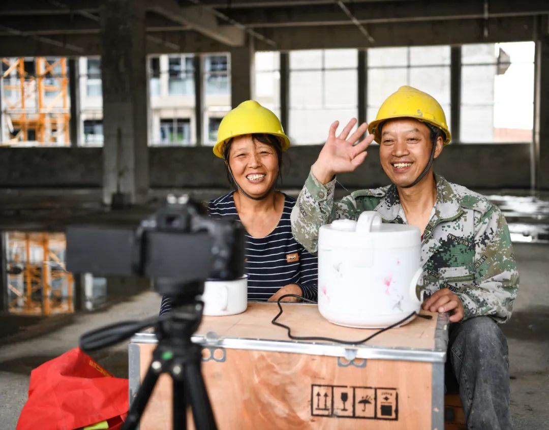 大学就业难?专家建议:去基层、去工厂