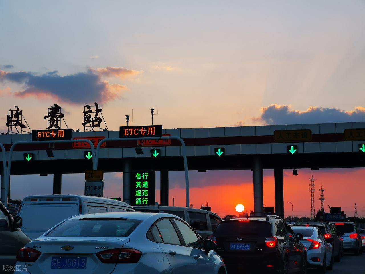 高速服务区超时费引争议,货车司机和自驾族深受其害