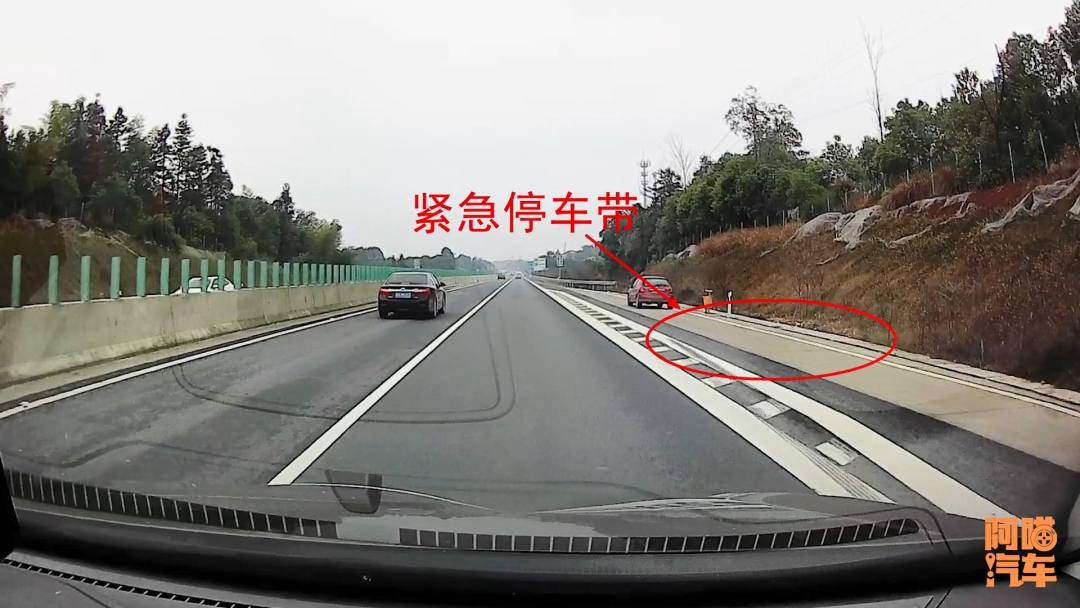 高速爆胎后自己换胎还是叫救援?老司机说实话