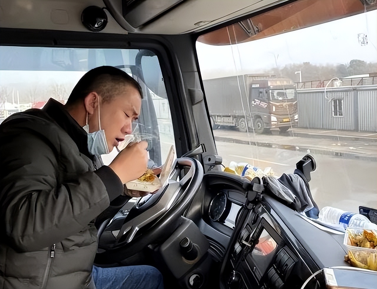 高速服务区大变样,从休息点变消费场所,旅客歇脚好去处