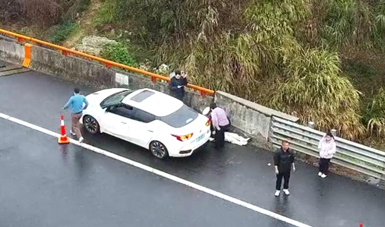 高速惊魂!20岁姑娘突发心梗,交警紧急联动120生死营救