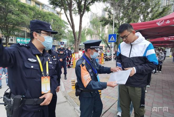 高考首日:西宁考生奔赴考场,家长考场外静静守候