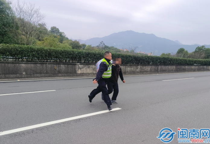 泉南高速一男子逆行,民警紧急处置并送其至服务区安全教育