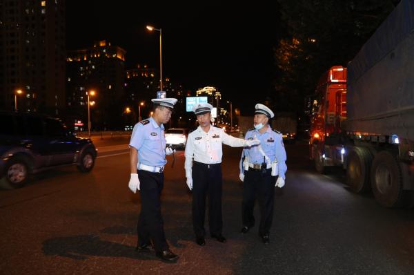 哈市交警严打交通违法，重点整治超载大货闯红灯等行为