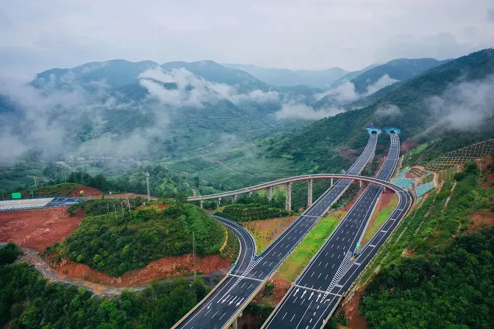 我国高速公路里程达 18.36 万公里,部分省份建设情况及争议