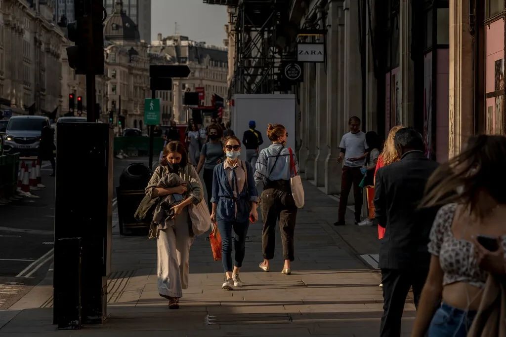 欧洲多国现第二波疫情高峰，多地重启疫情防控指令