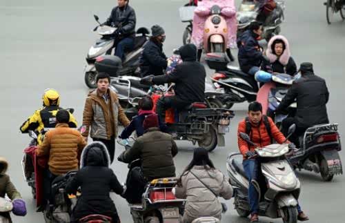 汽车拥堵催生电动车,如今电动车也限号,出行咋兼顾环保便利?