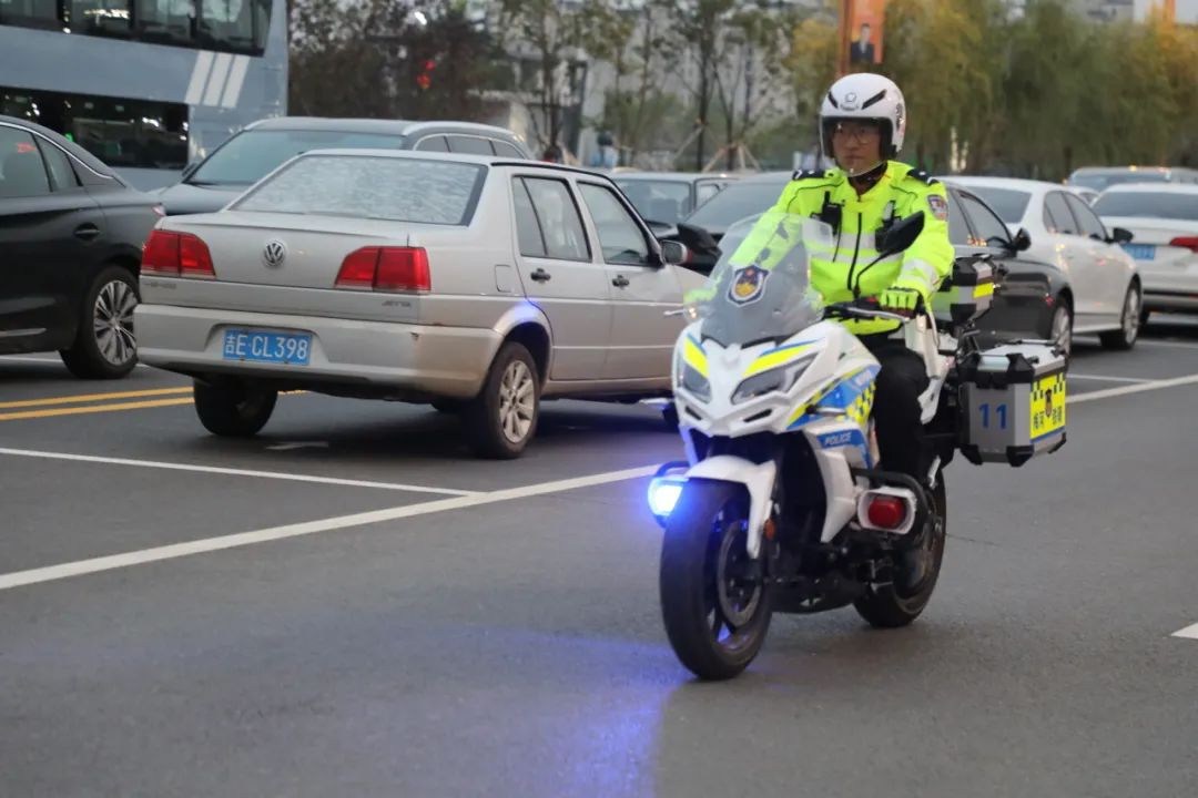 梅河新区交警支队强化整治,严管车辆违停乱象打造良好交通环境