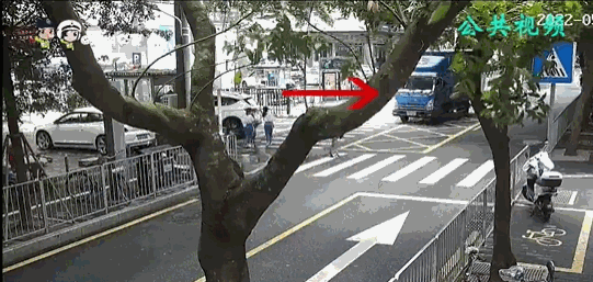 人行道、斑马线、非机动车道,这些违章高发地段千万别乱停车