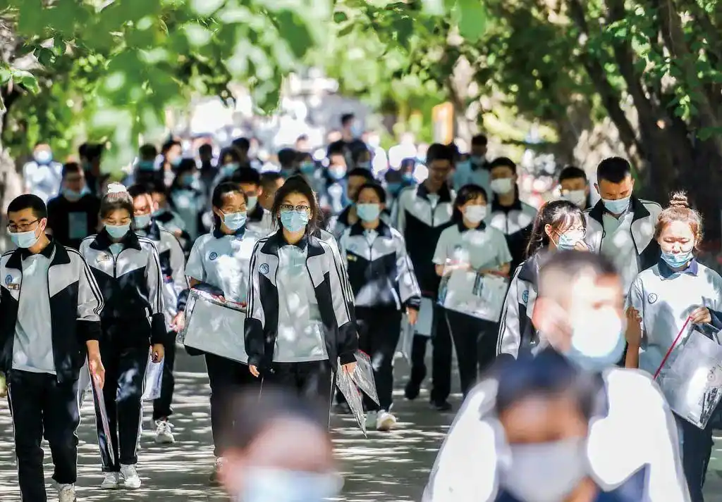 新高考12种选科组合登场，单科热度悬殊，有人为圆警校梦冒险转科