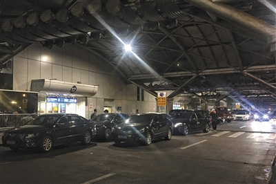 首都机场高速应急车道乱象:违规停车为省费,隐患大