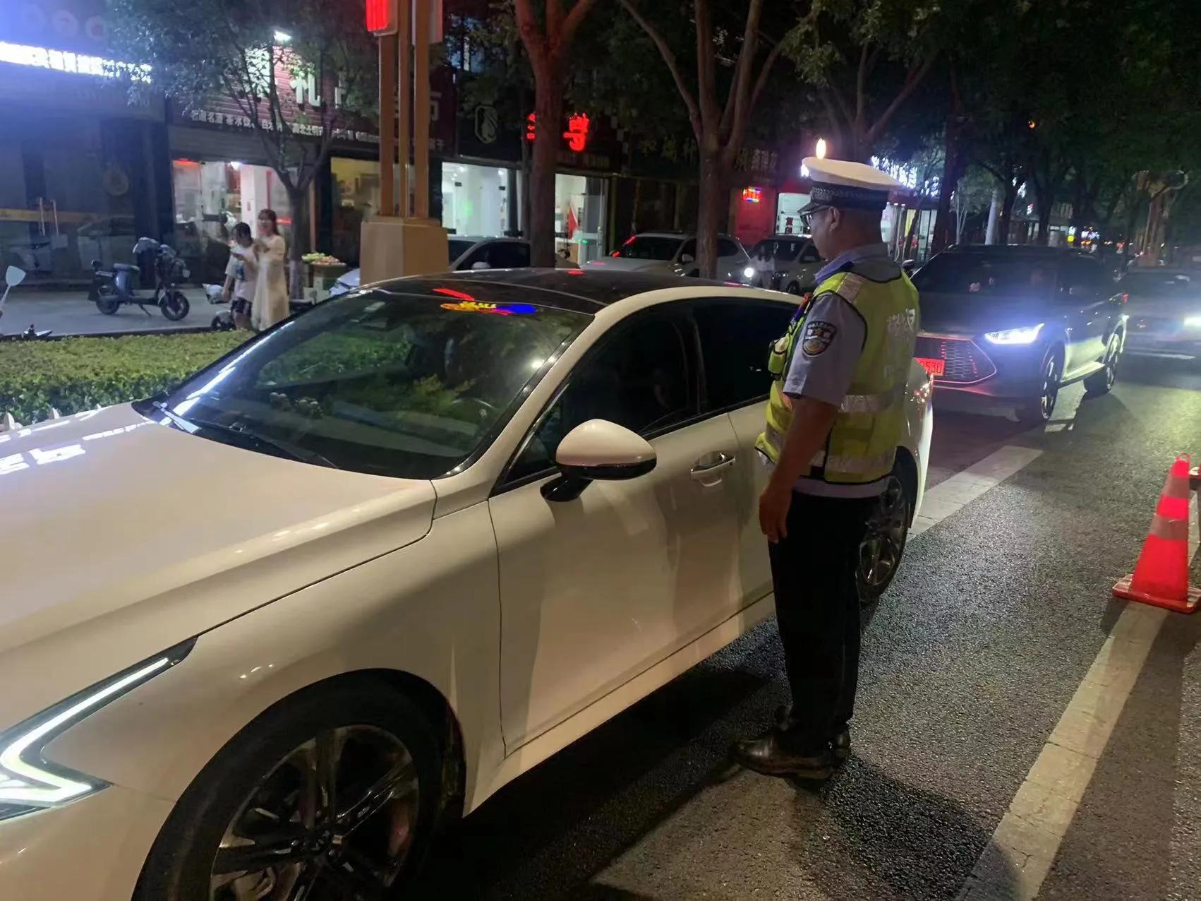 白水县交警夏季整治周末行动,严打违法保交通安全有序