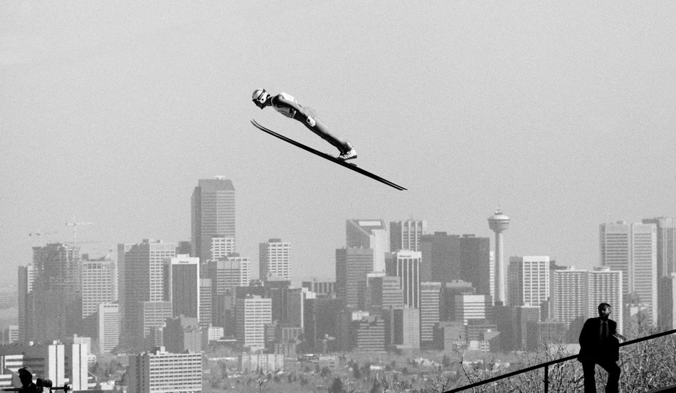 第十三届、十四届冬奥会举办时间及中国代表团首次亮相情况