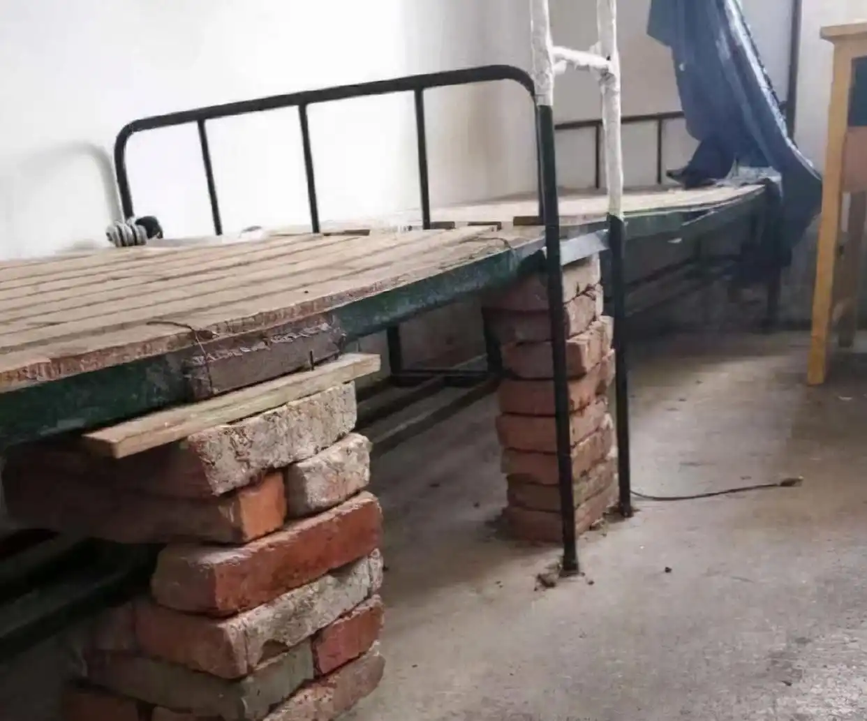 大学寝室环境差距大,新生幻想与现实落差,寒酸寝室引关注