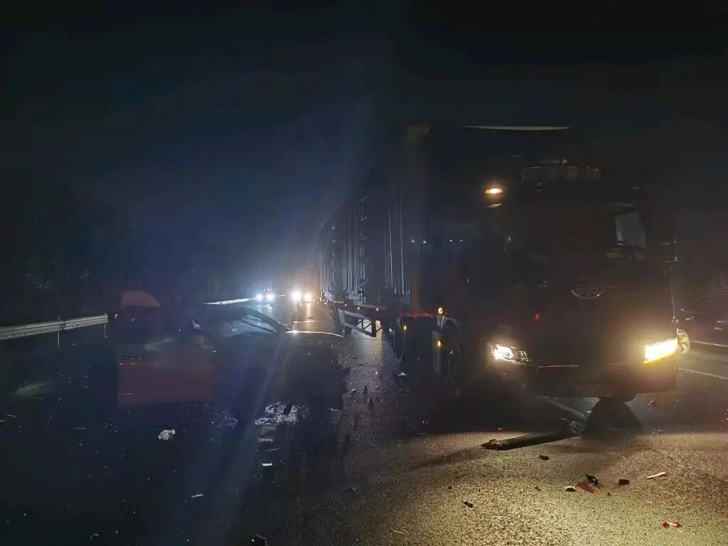 高速上变道不当引发事故 人员迅速撤离护栏外躲过一劫