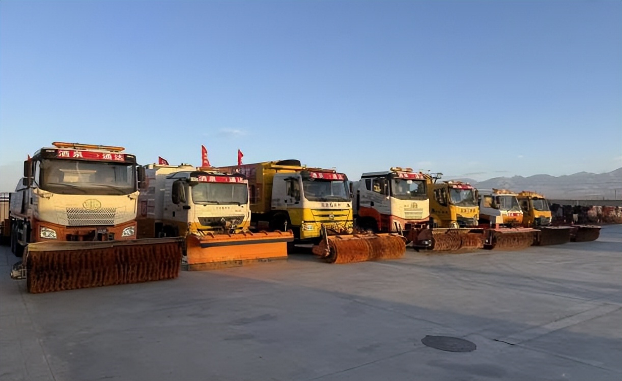 晨光中的公路守护者——直击敦当高速公路冬季日常养护第一线