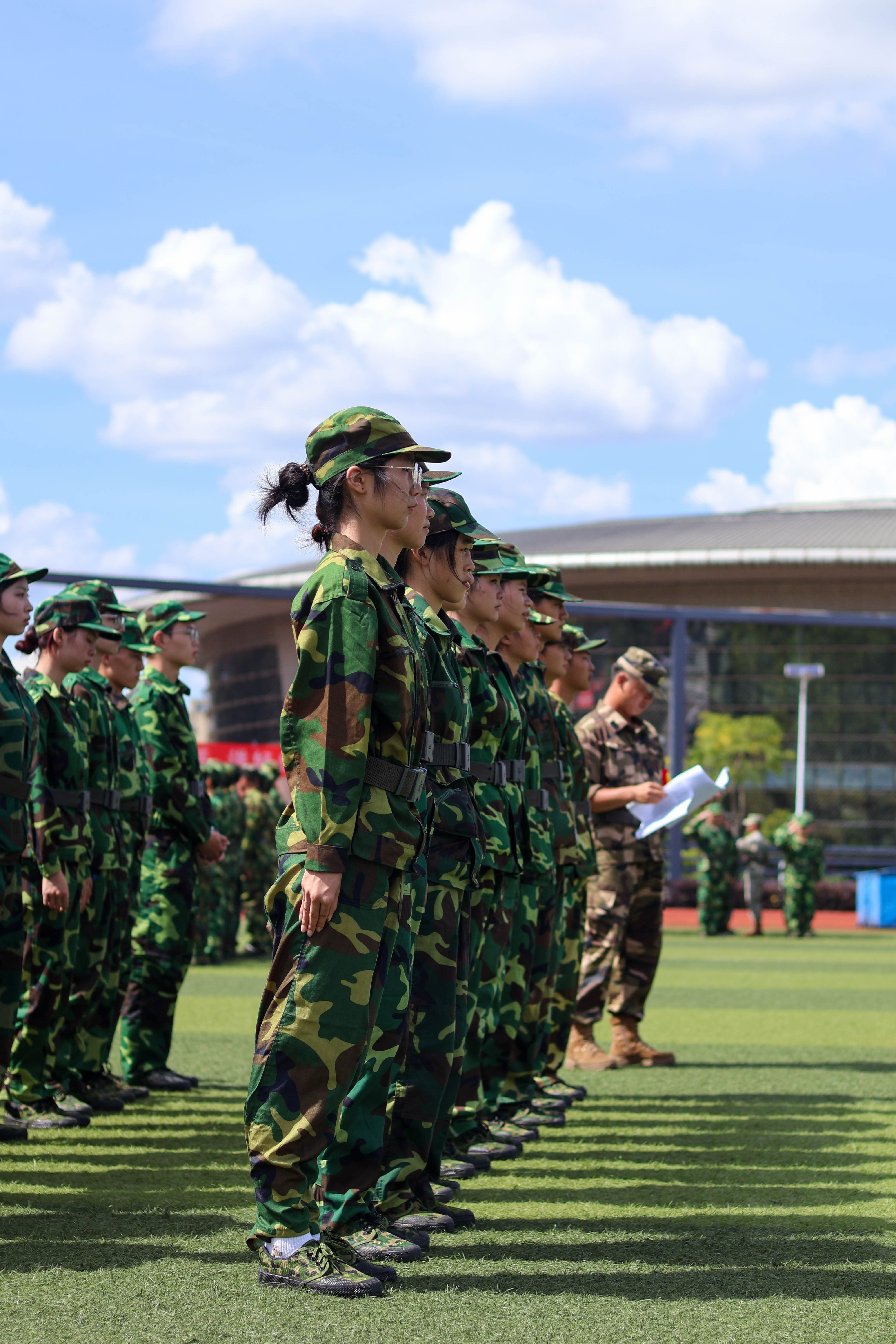 大学军训学包扎和狙击,7000余名新生练技能
